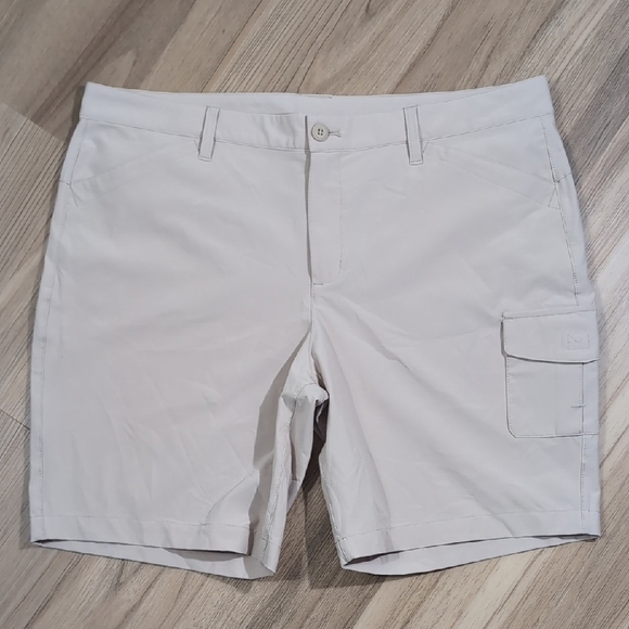 Eddie Bauer Cream Cargo Shorts with Tailored Style and Subtle Texture - Picture 1 of 7